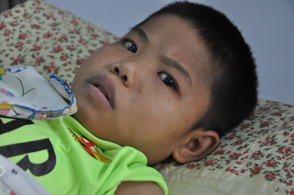 Tuần rất đau đớn nhưng em không dám nói vì thương bố.