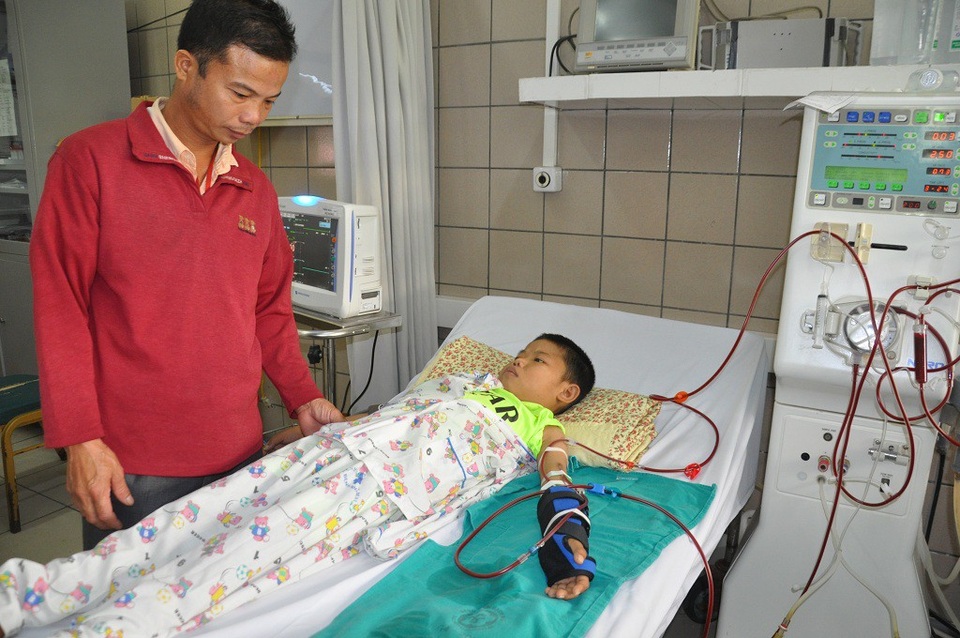 Bố nghèo đứng nhìn con đau đớn mà bất lực.