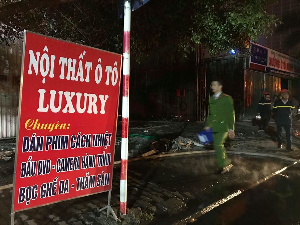 Hà Nội: Gara ô tô bùng cháy dữ dội trong đêm - 10 Hà Nội: Gara ô tô bùng cháy dữ dội trong đêm - 10
