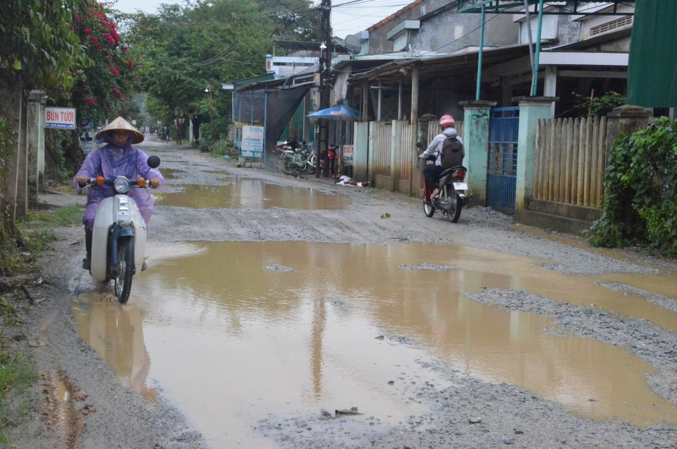 Thi công cao tốc 34.500 tỷ biến đường dân sinh thành "ao làng" - 1 Xe chở vật liệu thi công dự án cao tốc Đà Nẵng - Quảng Ngãi gây hư hỏng nặng 4 tuyến đường dân sinh trên địa bàn huyện Bình Sơn.