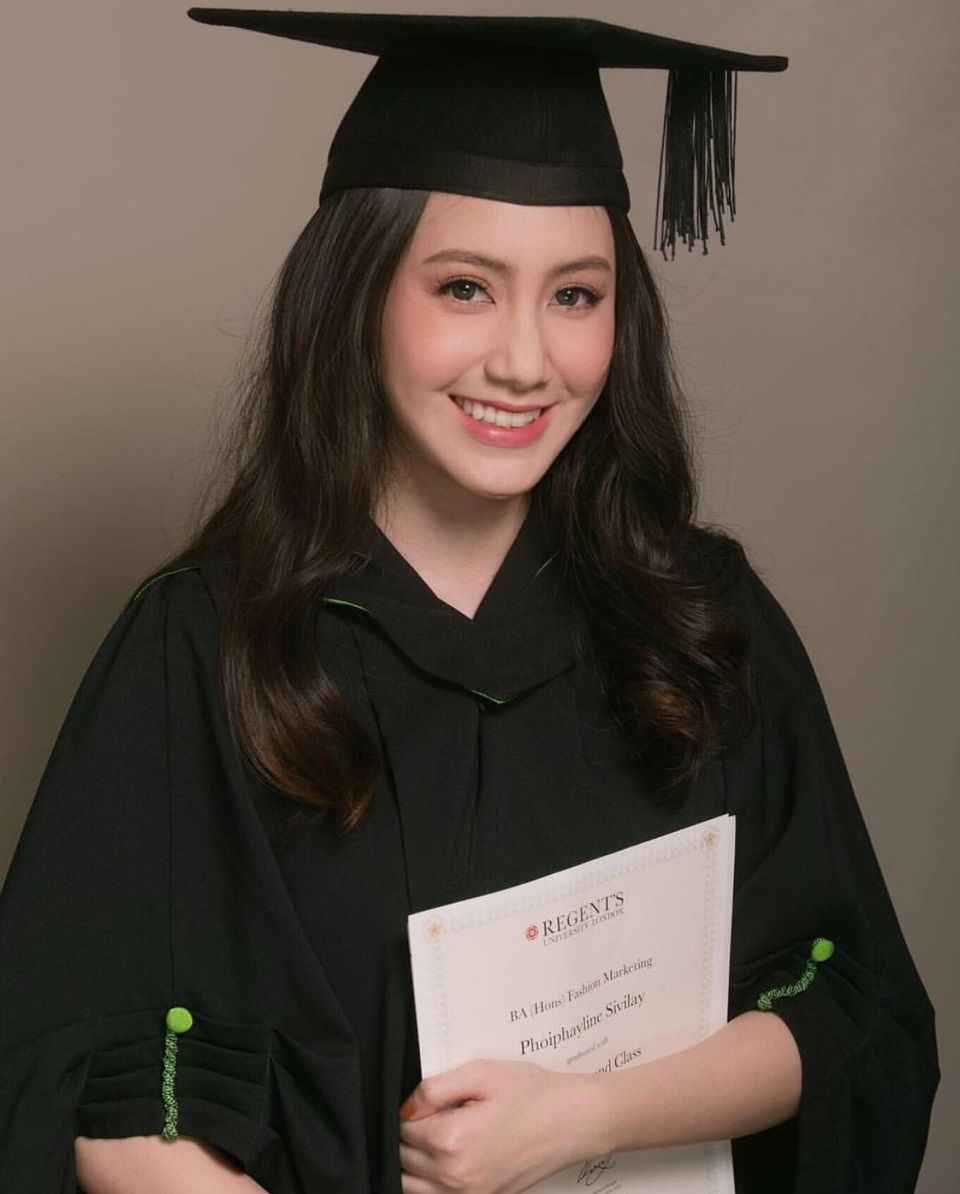 Hot girl gốc Việt tài năng đẹp rạng ngời trong lễ tốt nghiệp tại Anh - 1 Phoiphailin Sivilay (thường gọi là Chi Chi) là hot girl mang dòng máu Việt. Cô lớn lên ở nước Lào và đang học tập, sinh sống tại Anh quốc.
