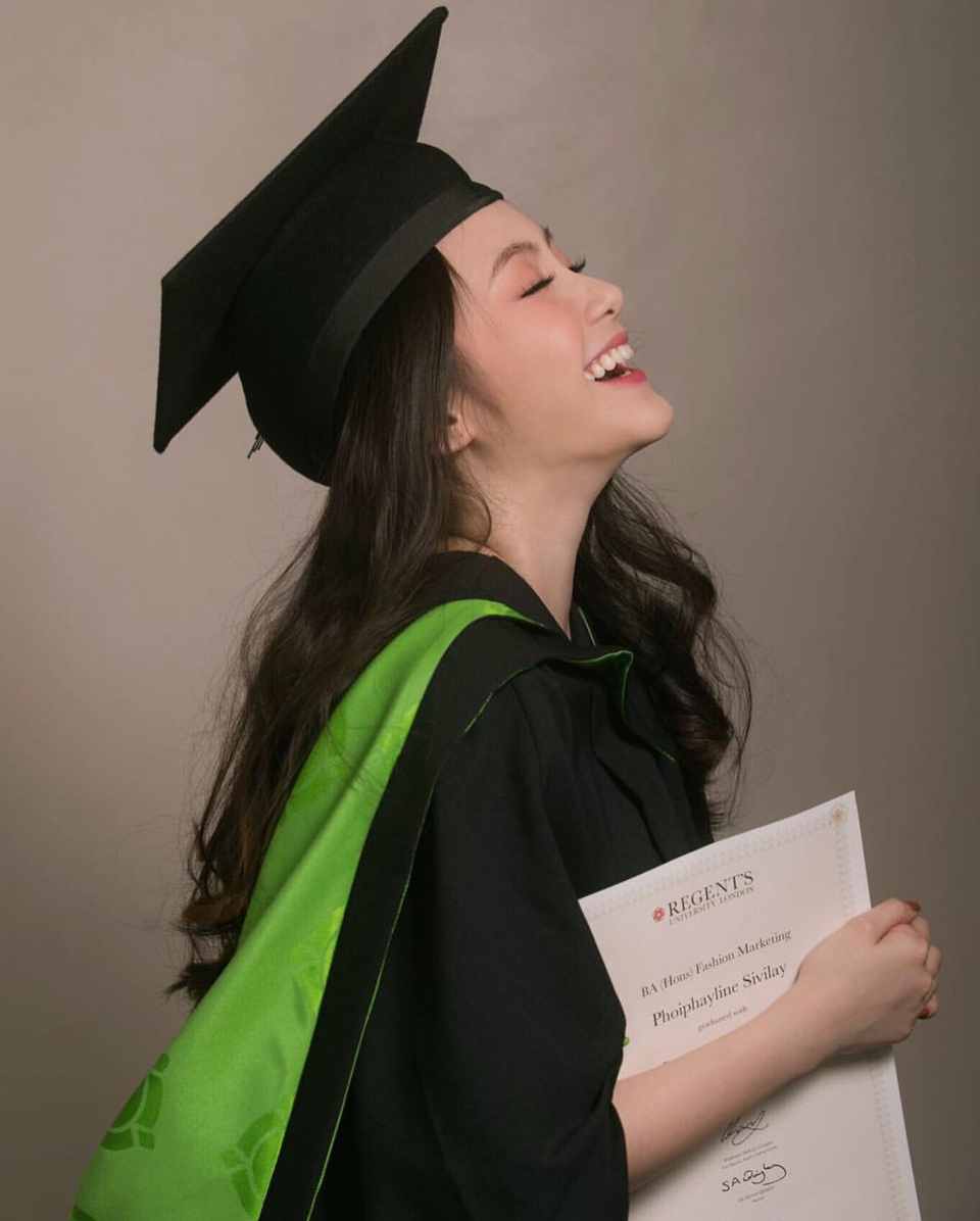 Hot girl gốc Việt tài năng đẹp rạng ngời trong lễ tốt nghiệp tại Anh - 3 Phoiphailin Sivilay tốt nghiệp trường Đại học London, là một trong những ngôi trường danh tiếng của nước Anh.
