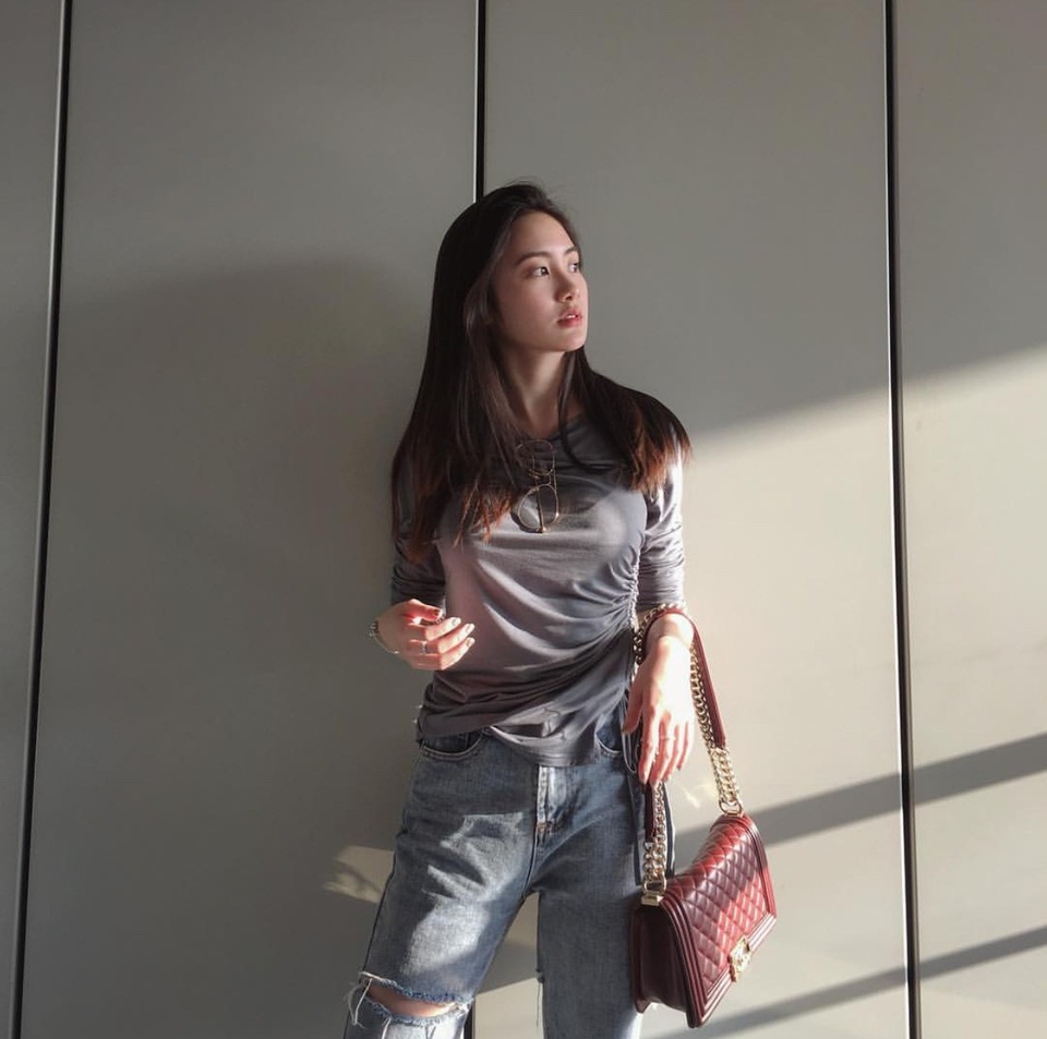 Hot girl gốc Việt tài năng đẹp rạng ngời trong lễ tốt nghiệp tại Anh - 7 Chi Chi thường xuyên chia sẻ hình ảnh xinh đẹp, sành điệu của mình trên mạng xã hội. Cô cũng đi du lịch ở nhiều danh thắng khắp thế giới.