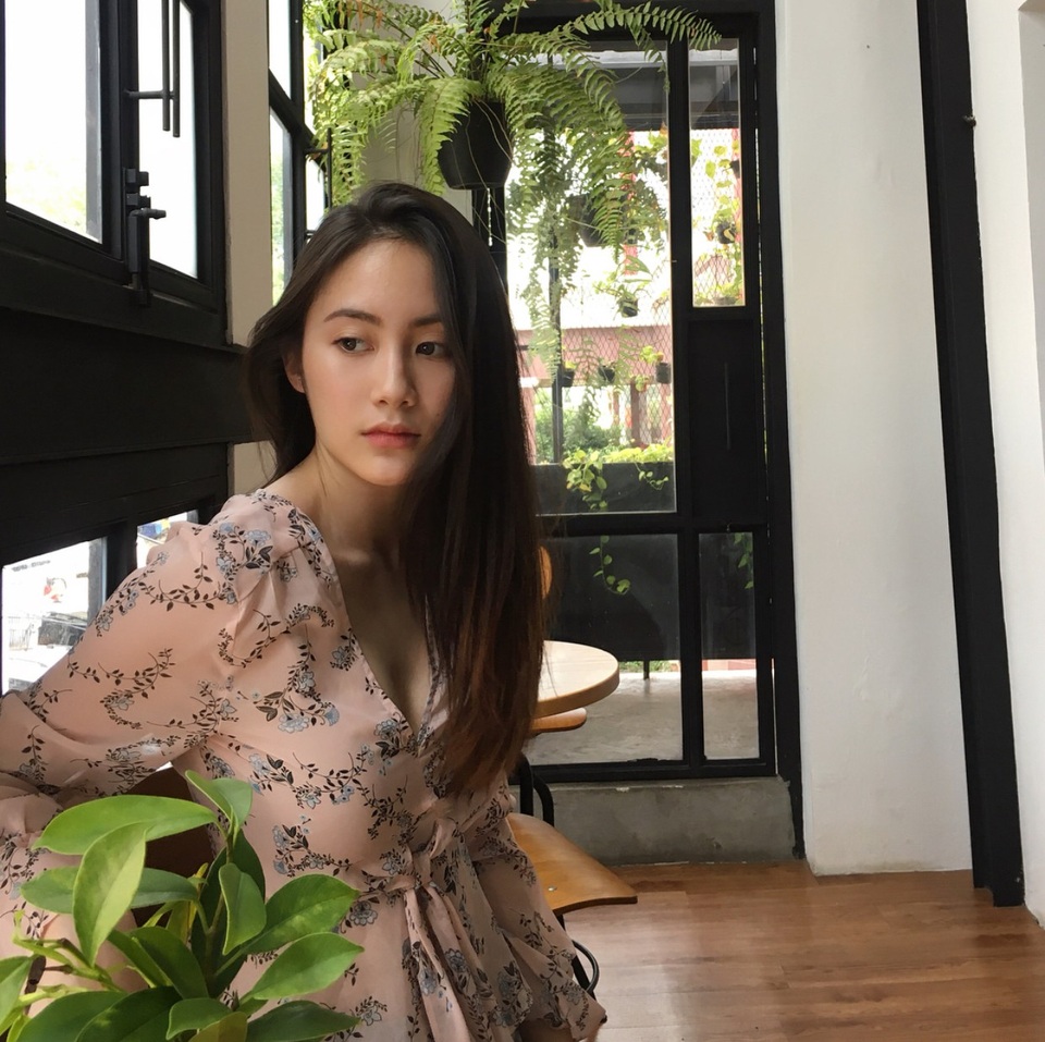 Hot girl gốc Việt tài năng đẹp rạng ngời trong lễ tốt nghiệp tại Anh - 6 Trên trang Instagram, hot girl Lào gốc Việt có gần nửa triệu người theo dõi. Cô được hâm mộ ở cả 2 đất nước.