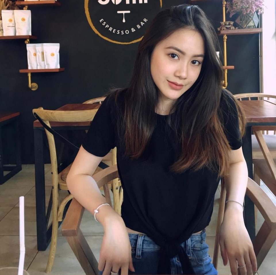 Hot girl gốc Việt tài năng đẹp rạng ngời trong lễ tốt nghiệp tại Anh - 4 Ngay từ khi còn ngồi trên ghế nhà trường, Chi Chi đã chứng tỏ rằng cô không chỉ xinh đẹp mà còn tài giỏi.