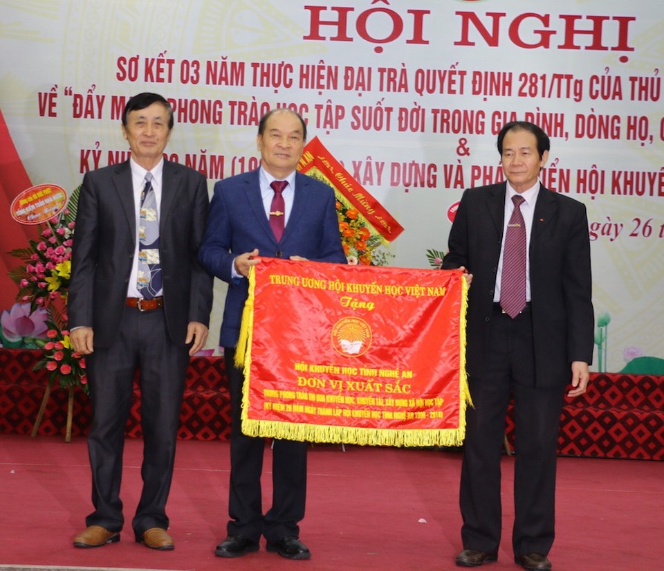 Hội Khuyến học Nghệ An: Huy động trên 500 tỷ đồng, trao hàng ngàn suất học bổng - 4
Trung ương Hội Khuyến học Việt Nam đã tặng Cờ thi đua xuất sắc cho Hội Khuyến học tỉnh Nghệ An.