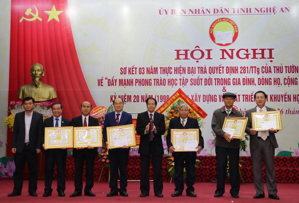 Hội Khuyến học Nghệ An: Huy động trên 500 tỷ đồng, trao hàng ngàn suất học bổng - 2
Trung ương Hội Khuyến học Việt Nam đã tặng Cờ thi đua xuất sắc cho Hội khuyến học tỉnh, trao tặng 14 bảng vàng vinh danh cho các đồng chí nguyên là Chủ tịch danh dự Hội Khuyến học tỉnh, Chủ tịch, Phó Chủ tịch hội qua các thời kỳ.