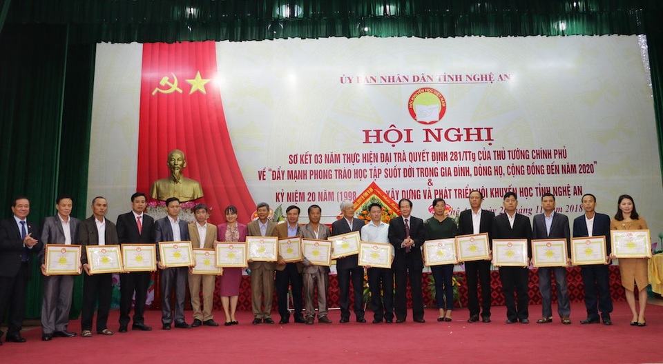 Hội Khuyến học Nghệ An: Huy động trên 500 tỷ đồng, trao hàng ngàn suất học bổng - 3
Ngoài ra, nhiều tập thể và cá nhân khác cũng được tặng Bằng khen của Trung ương Hội Khuyến học Việt Nam và UBND tỉnh Nghệ An.
