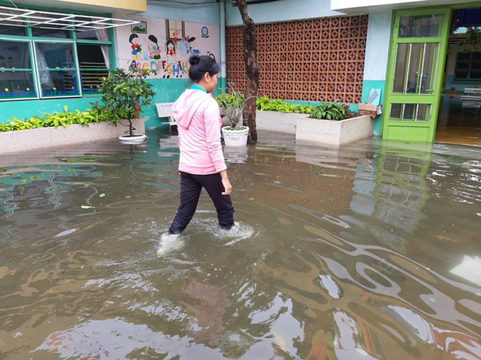 Một số trường ở TPHCM ngập trong nước - 3 Một số trường ở TPHCM ngập trong nước - 3