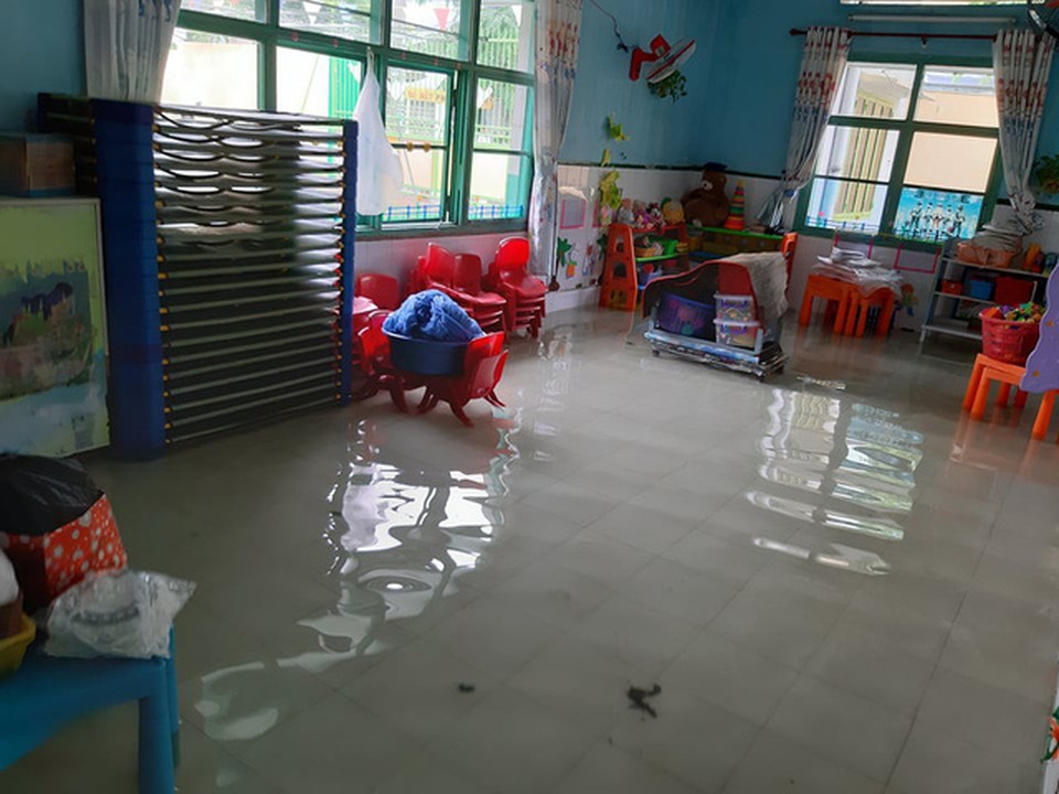 Một số trường ở TPHCM ngập trong nước - 4 Trường mầm non Tuổi thơ, Q.8 , TPHCM bị ngập sâu sau cơn mưa tối 25/11