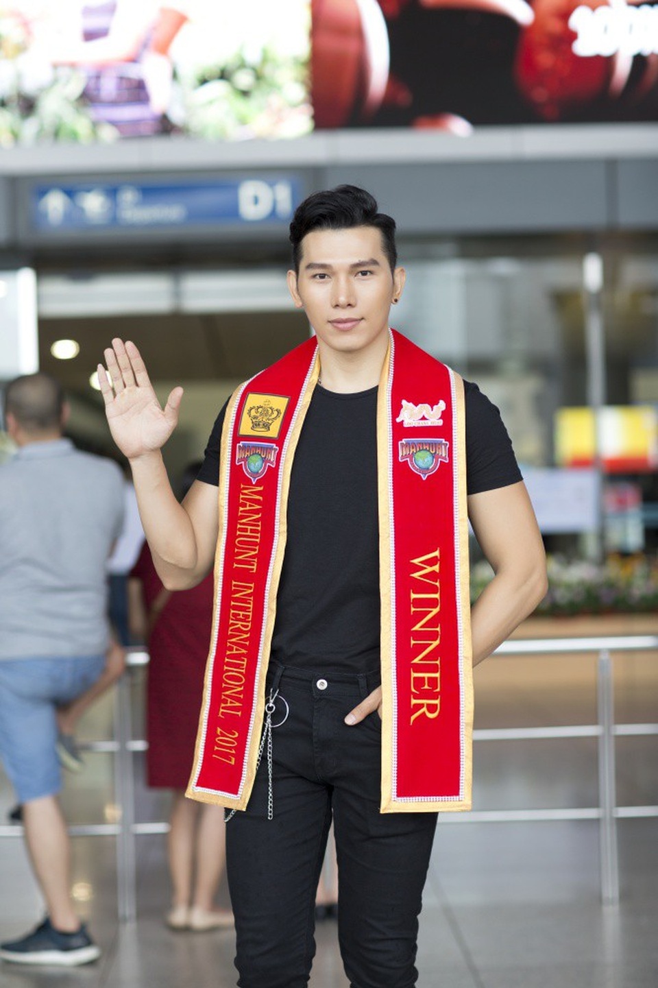 Thời gian vừa qua, Ngọc Tình đã theo sát quá trình tập luyện của Mai Tuấn Anh, cùng chuẩn bị kỹ lưỡng cho Mai Tuấn Anh về các kỹ năng như diễn xuất, catwalk, tập luyện hình thể, rèn luyện học tập ngoại ngữ... Với kinh nghiệm “chinh chiến” ở 3 đấu trường quốc tế Ngọc Tình tận tình chia sẻ đến với đàn em những bí quyết giúp Tuấn Anh toả sáng nhất có thể.