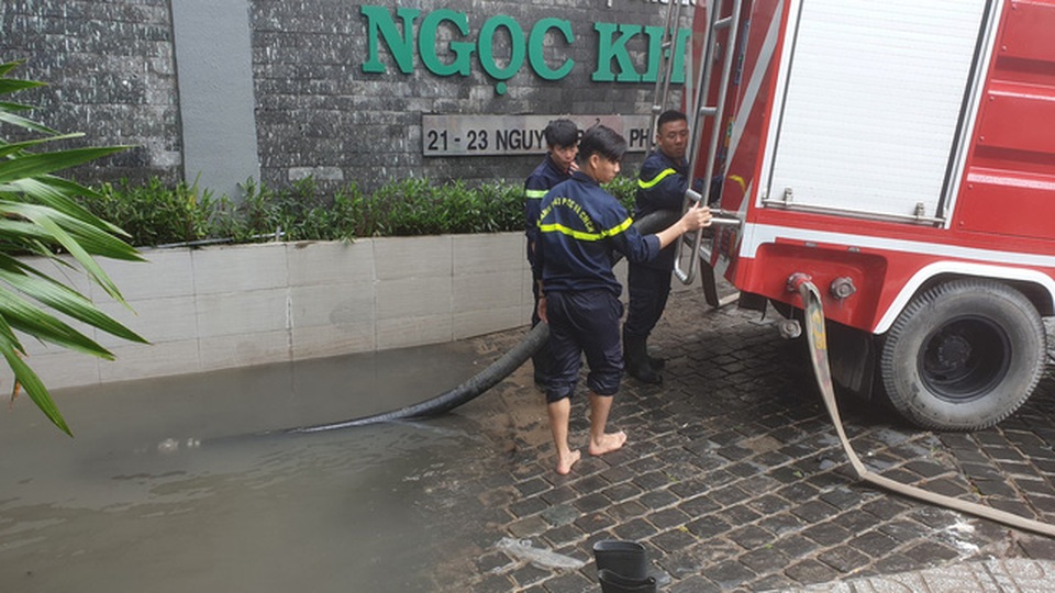 Hàng trăm ô tô, xe máy chìm trong hầm nước chung cư - 12 Lực lượng cứu hộ triển khai bơm hút nước ra khỏi hầm chung cư bị ngập