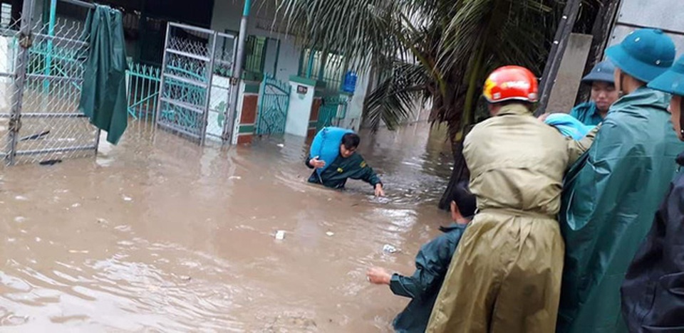 Vất vả chạy lũ sau bão số 9 - 9 Sơ tán người và tài sản khỏi các vùng ngập lũ