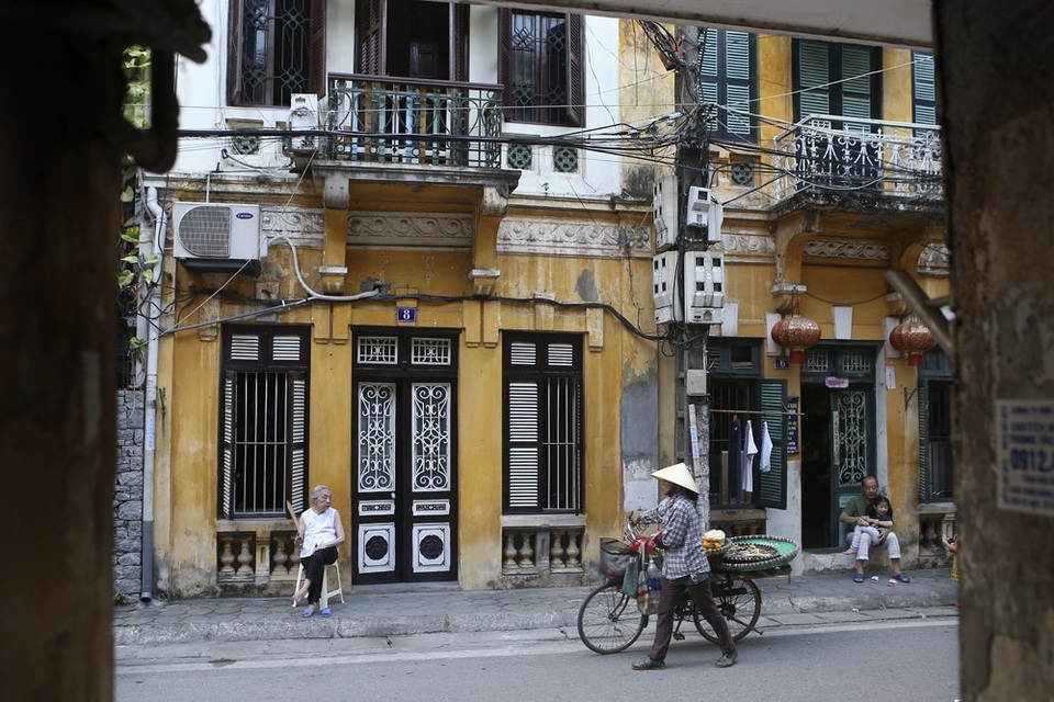 Những góc phố hoài cổ Hà Nội - 1
Kiến trúc của những ngôi nhà cao tuổi với màu sơn vàng đặc trưng được nhìn thấy qua một con ngõ nhỏ ở phố Phan Huy Ích.