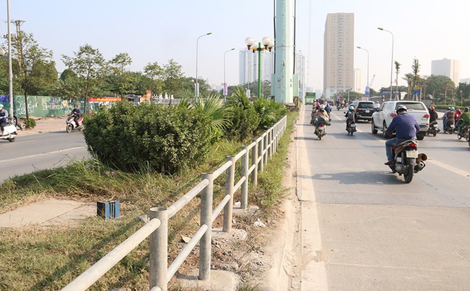 Rào sắt "cực chẳng đã" trên vỉa hè Hà Nội ngăn xe máy đi ngược chiều - 9
Hàng rào sắt cũng được dựng lên ở dải phân cách để ngăn xe máy lao qua.