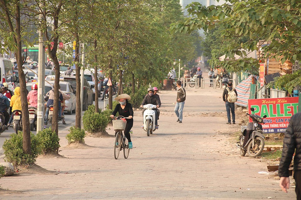 Rào sắt "cực chẳng đã" trên vỉa hè Hà Nội ngăn xe máy đi ngược chiều - 7
Tuy nhiên một số người đi xe máy, xe đạp vẫn đi ngược chiều dưới lòng đường, sau khi qua điểm có hàng rào lại lao lên vỉa hè và đi ngược chiều về hướng Trung Văn.
