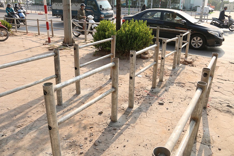 Rào sắt "cực chẳng đã" trên vỉa hè Hà Nội ngăn xe máy đi ngược chiều - 1
Để ngăn người dân ồ ạt đi ngược chiều ở nút giao thông Tố Hữu - Mỗ Lao (Hà Nội), cơ quan chức năng mới lập hàng rào sắt kiên cố chắn ngang vỉa hè.