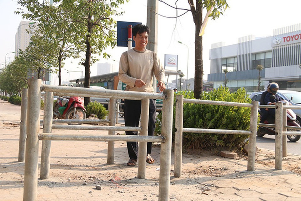 Rào sắt "cực chẳng đã" trên vỉa hè Hà Nội ngăn xe máy đi ngược chiều - 3
Việc dựng hàng rào sắt được triển khai ngày 22/11, tuy nhiên vào sáng hôm sau người dân đi làm đã nhanh tay nhổ cọc sắt để lấy lối đi khi mà bê tông chưa kịp khô.
