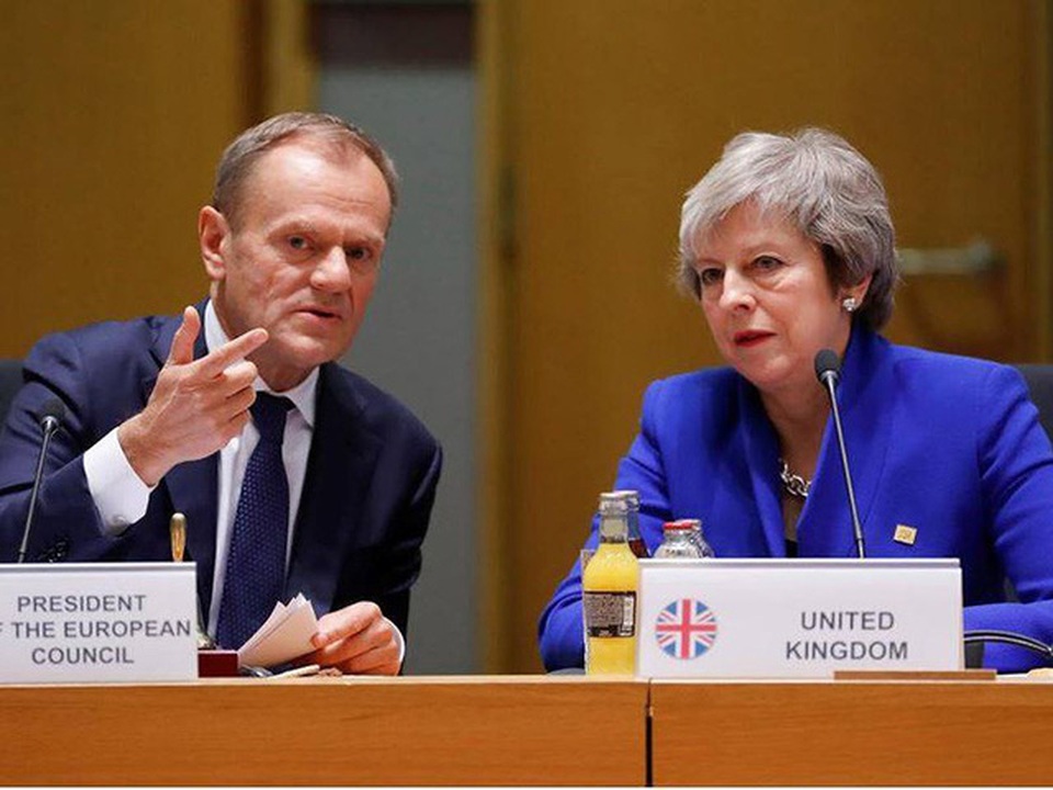 EU đã gật đầu kế hoạch Brexit của Anh - 1
Thủ tướng Anh Theresa May (phải) và Chủ tịch Hội đồng Liên minh châu Âu (EU) Donald Tusk trong phiên họp bất thường các lãnh đạo EU nhằm thống nhất thỏa thuận Brexit , tại Brussels (Bỉ) ngày 25-11. Ảnh: REUtERS