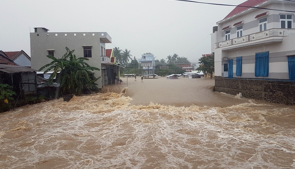 Nước lũ chảy cuồn cuộn ở Phú Yên, đôi vợ chồng thoát chết đầy may mắn - 3 Mưa lớn gây ngập sâu, chia cắt nhiều nơi