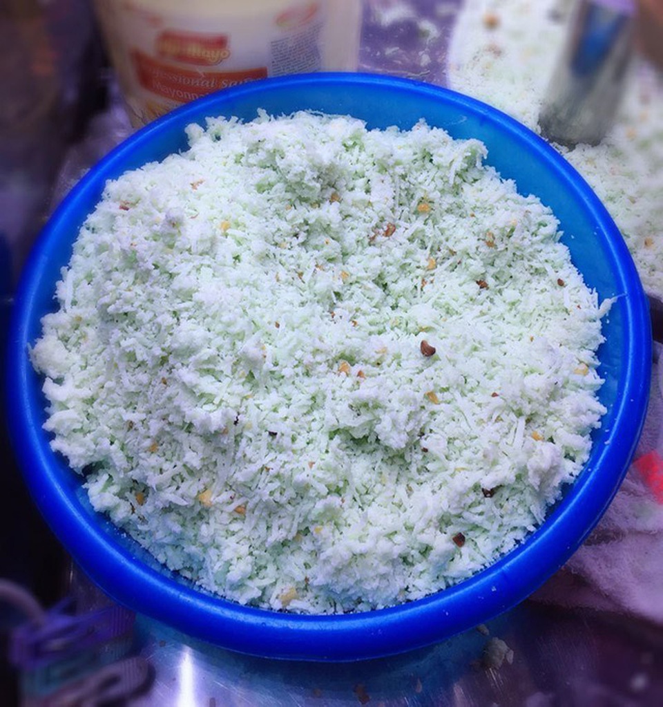 Bán bánh lạ bọc ống inox: Bám vỉa hè Hà Nội, chàng trai thu 70 triệu đồng/tháng - 2
Loại bánh mới lạ ở Hà Nội này được làm từ gạo nếp, dừa, lá dứa, vừng,...