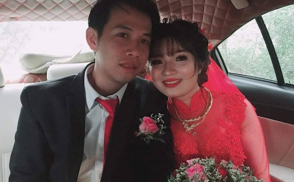Cô dâu, chú rể thót tim trong đám cưới chạy bão ở Vũng Tàu - 1 Cô dâu Hồng Muội và chú rể Văn Thừa. Cặp đôi có một đám cưới đáng nhớ trong cơn bão số 9