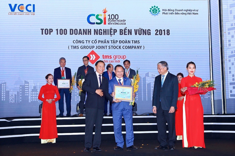 Vinh danh Tập đoàn TMS - “Doanh nghiệp bền vững Việt Nam 2018” - 1 Ông Nguyễn Việt Thung - Tổng Giám đốc Tập đoàn TMS nhận vinh danh Doanh nghiệp bền vững Việt Nam 2018