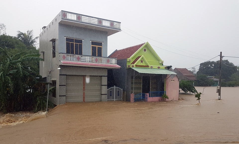 Nước lũ chảy cuồn cuộn ở Phú Yên, đôi vợ chồng thoát chết đầy may mắn - 4 Nước lũ chảy cuồn cuộn ở Phú Yên, đôi vợ chồng thoát chết đầy may mắn - 4