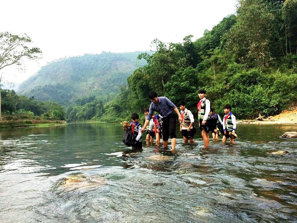 Truyền thống “Tôn sư trọng đạo” xưa và nay - 2
Thầy và trò trường THCS Thu Cúc (Tân Sơn - Phú Thọ) qua suối đến trường.(Ảnh: Thế Lượng)