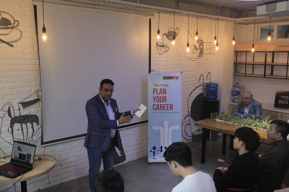 CEO Aptech Toàn cầu: Các bạn trẻ Việt muốn thành công trong ngành CNTT cần phải có tính kỷ luật cao - 2
Các sinh viên được giao lưu với các chuyên gia nổi tiếng trong ngành đào tạo CNTT trên thế giới.