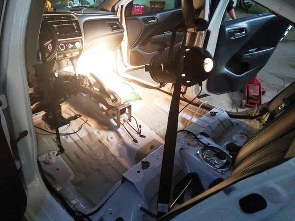 "Hốt bạc" nhờ "giải cứu" siêu xe sau bão - 4 Các xe ô tô lưu thông trong nước ngập thường được sấy ghế, sấy gầm, dọn lại nội thất.