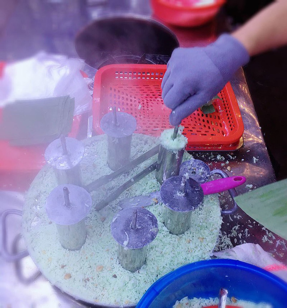 Bán bánh lạ bọc ống inox: Bám vỉa hè Hà Nội, chàng trai thu 70 triệu đồng/tháng - 5
Thời gian hấp chín một chiếc bánh chỉ 2-3 phút đồng hồ