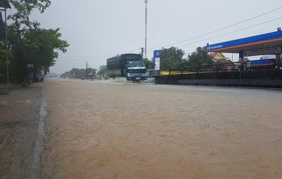 Nước lũ chảy cuồn cuộn ở Phú Yên, đôi vợ chồng thoát chết đầy may mắn - 7 Mưa lũ gây hư hỏng nhiều điểm tại QL1