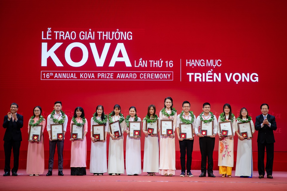 “Cô gái vàng” Hoa hậu Việt Nam sở hữu thành tích học tập “khủng” - 7 Để thắp lên niềm tự hào dân tộc và vinh danh những tấm gương xuất sắc của Việt Nam trên nhiều lĩnh vực, năm 2002, Nguyên Phó Chủ tịch nước Nguyễn Thị Bình đã cùng PGS.TS Nguyễn Thị Hòe - Phó Chủ tịch Hội nữ trí thức Việt Nam sáng lập nên Giải thưởng KOVA.