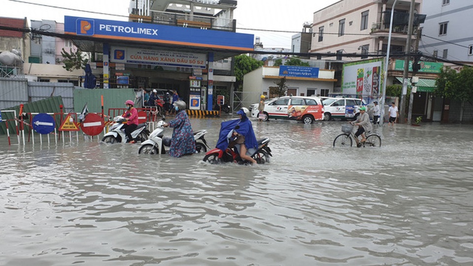 Sáng nay TPHCM nhiều nơi ngập sâu, kẹt xe kinh hoàng - 13 Sáng nay TPHCM nhiều nơi ngập sâu, kẹt xe kinh hoàng - 13
