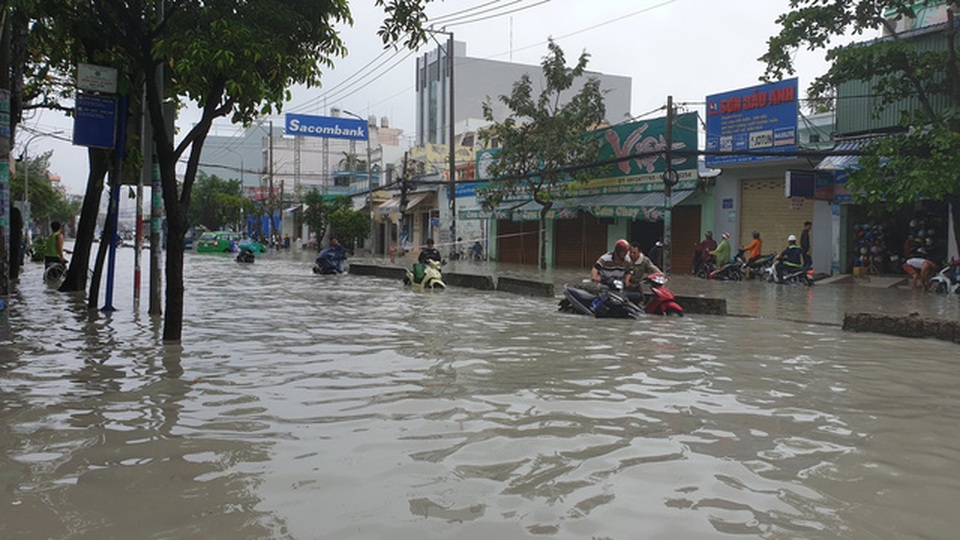Sáng nay TPHCM nhiều nơi ngập sâu, kẹt xe kinh hoàng - 12 Sáng nay TPHCM nhiều nơi ngập sâu, kẹt xe kinh hoàng - 12