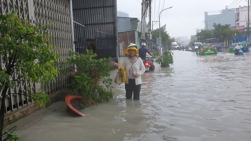 Sáng nay TPHCM nhiều nơi ngập sâu, kẹt xe kinh hoàng - 11 Sáng nay TPHCM nhiều nơi ngập sâu, kẹt xe kinh hoàng - 11