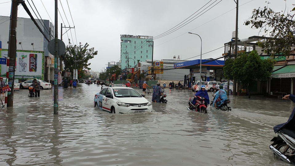 Sáng nay TPHCM nhiều nơi ngập sâu, kẹt xe kinh hoàng - 10 Sáng nay TPHCM nhiều nơi ngập sâu, kẹt xe kinh hoàng - 10