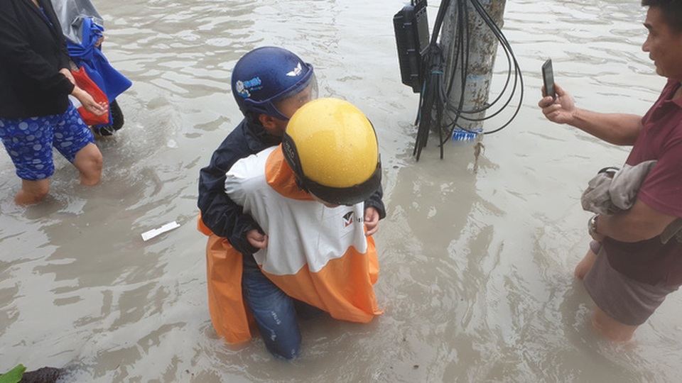Sáng nay TPHCM nhiều nơi ngập sâu, kẹt xe kinh hoàng - 17 Sáng nay TPHCM nhiều nơi ngập sâu, kẹt xe kinh hoàng - 17