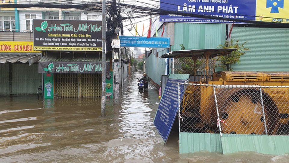 Sáng nay TPHCM nhiều nơi ngập sâu, kẹt xe kinh hoàng - 16 Sáng nay TPHCM nhiều nơi ngập sâu, kẹt xe kinh hoàng - 16