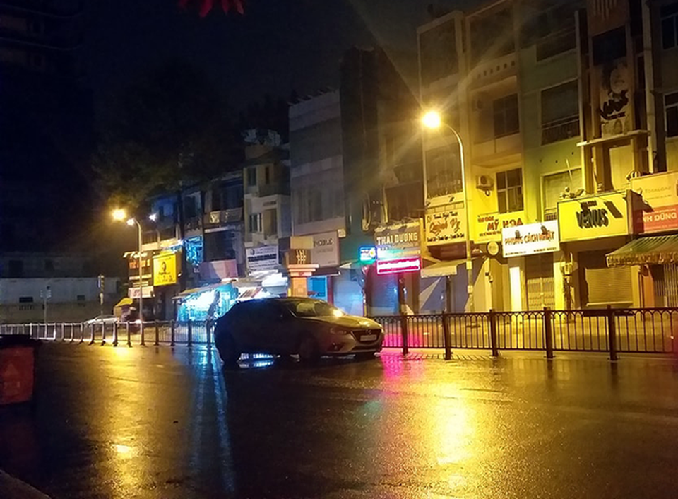 Hàng loạt xe ôtô "chết" trong đêm mưa lũ tại Tp Hồ Chí Minh - 8 Hàng loạt xe ôtô "chết" trong đêm mưa lũ tại Tp Hồ Chí Minh - 8