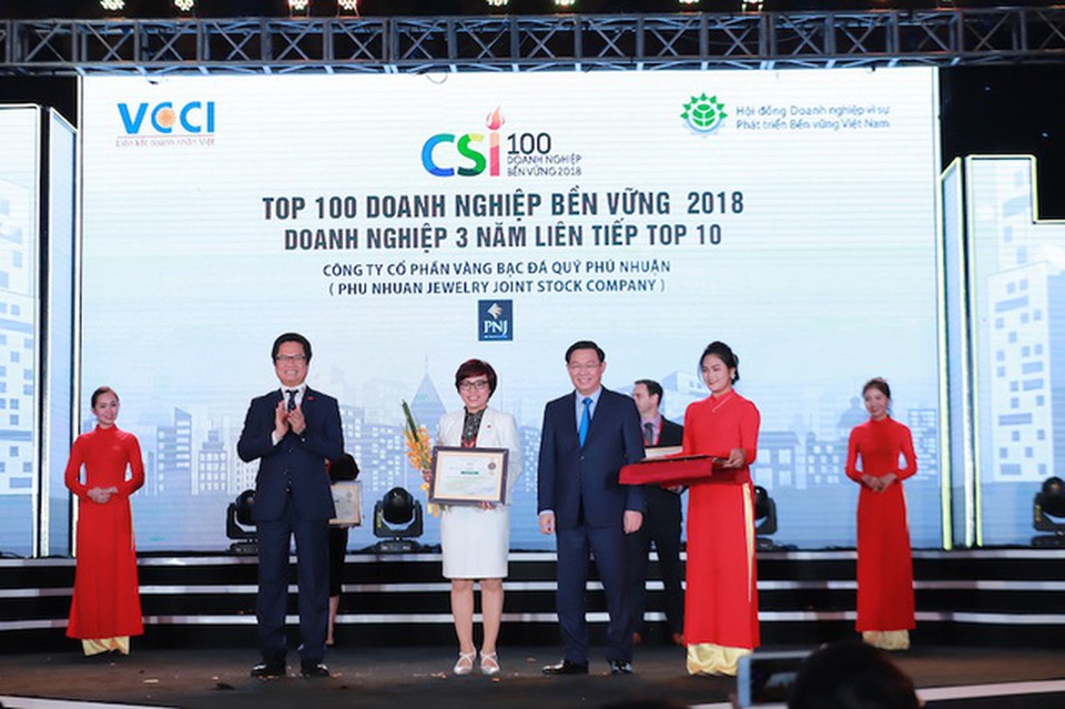 Bà Phạm Thúy Dung, Giám đốc PNJ chi nhánh miền Bắc, đại diện doanh nghiệp nhận chứng nhận 3 năm liên tiếp lọt top 10 do Chính phủ trao tặng.