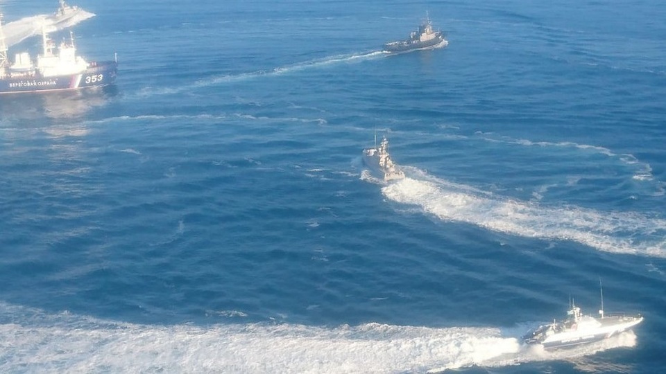 Tàu hải quân Nga tiến về "điểm nóng" Azov giữa lúc căng thẳng với Ukraine - 1
Lực lượng tuần tra Nga rượt đuổi và bắt giữ các tàu hải quân Ukraine vi phạm lãnh hải trên Biển Đen hôm 25/11. (Ảnh: Sputnik)