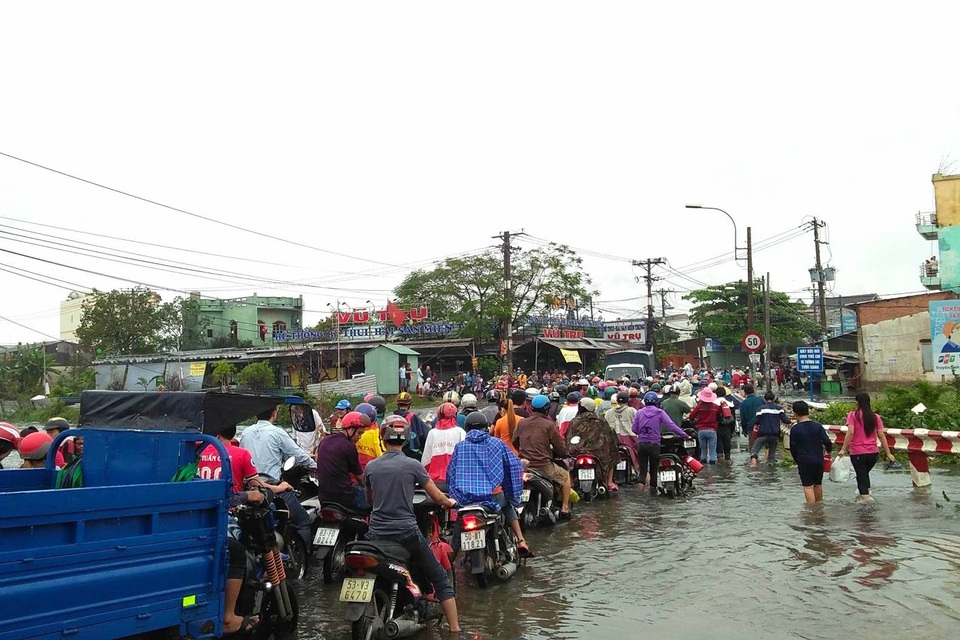 Thanh niên bị nước cuốn mất tích trong cơn mưa lớn ở Sài Gòn - 3
Đến trưa nay 26/11, nước trên dòng kênh vẫn dâng cao