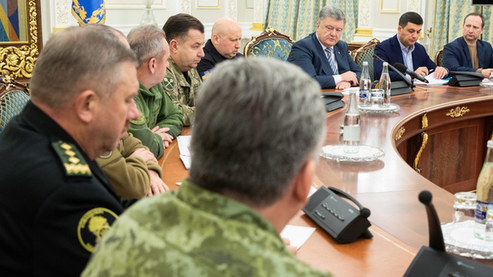 Quân đội Ukraine báo động tác chiến toàn diện sau vụ Nga bắt giữ tàu hải quân - 1
Ukraine đặt quân đội trong tình trạng báo động tác chiến toàn diện sau vụ Nga bắt giữ tàu hải quân. (Ảnh: Ukraine Press Service)