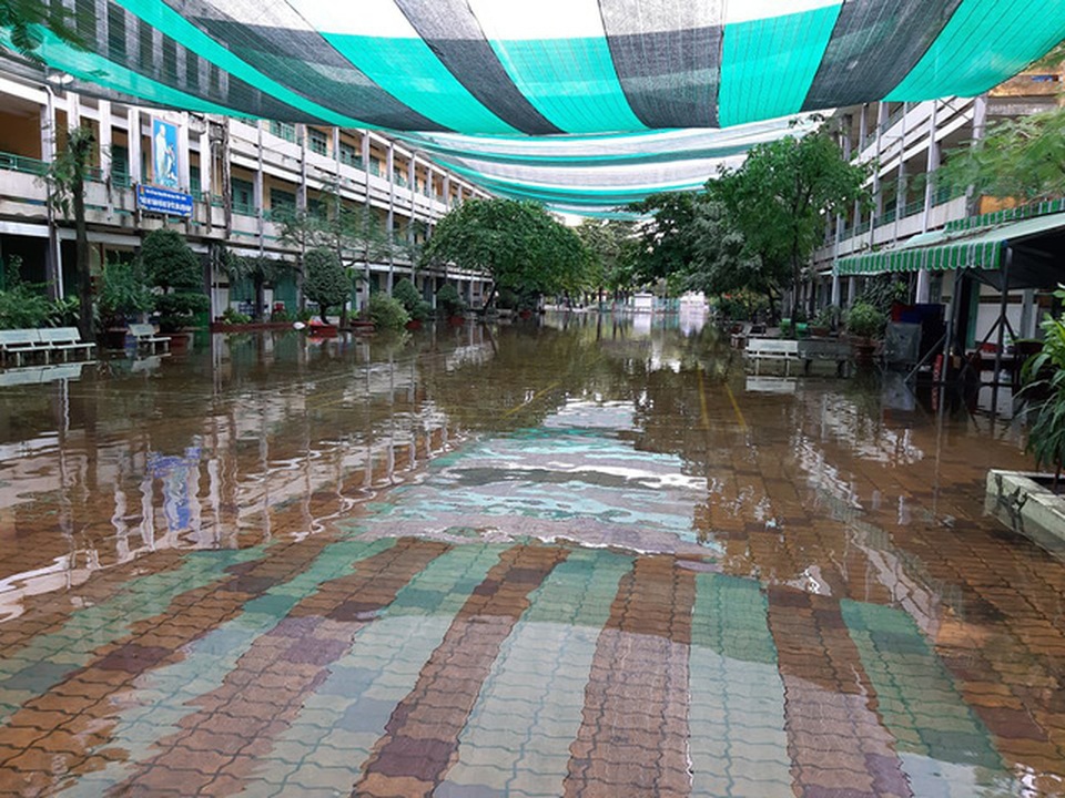 Một số trường ở TPHCM ngập trong nước - 6 Trường tiểu học Bông Sao, Q.8 nước cũng ngập sâu nhưng đang rút dần