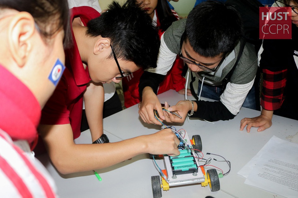 Trường ĐH Bách khoa HN tổ chức “tour” trải nghiệm đại học – định hướng tương lai cho học sinh - 2
Các em học sinh thích thú khi được tự tay làm thí nghiệm