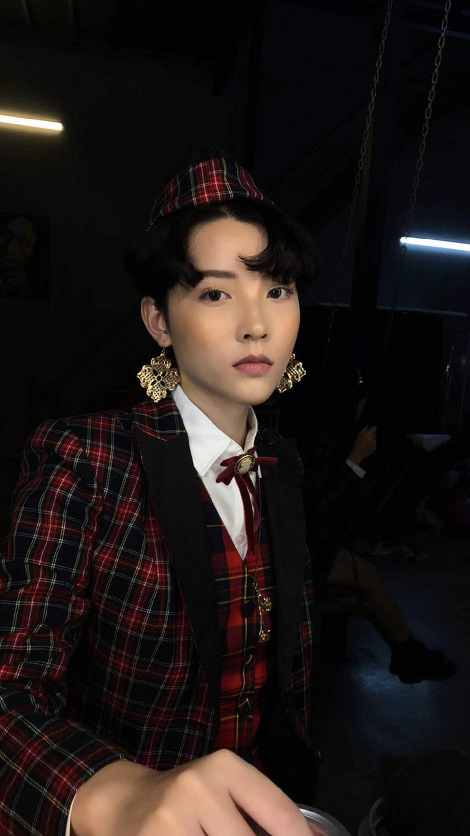 “Cô nàng đẹp trai” phiên bản Việt khiến fan nữ rần rần "xin yêu" - 2 Tạo hình trong MV Màu nước mắt của Hồng Xuân được nhiều người yêu mến
