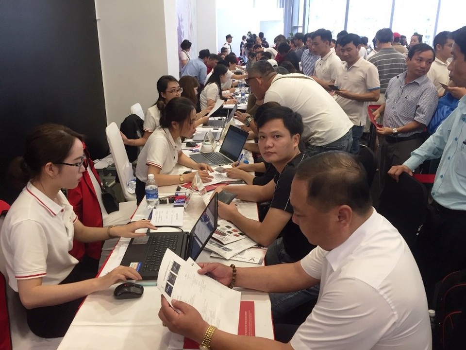 TPHCM: Khách hàng “chen nhau” đặt mua xe VinFast sau ngày mưa bão - 3 Rất đông khách hàng đến đặt tiền giữ chỗ mua xe VinFast.