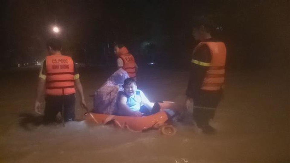 Giải cứu hàng chục người dân mắc kẹt giữa lũ lớn - 1
Nước dâng lên quá nhanh khiến các hộ dân sống ở khu vực Suối Giữa tại phường Tương Bình Hiệp bị mắc kẹt trong lũ dữ, phải nhờ đến lực lượng chức năng đến giải cứu. Ảnh: Dương Chí Tưởng - TTXVN
